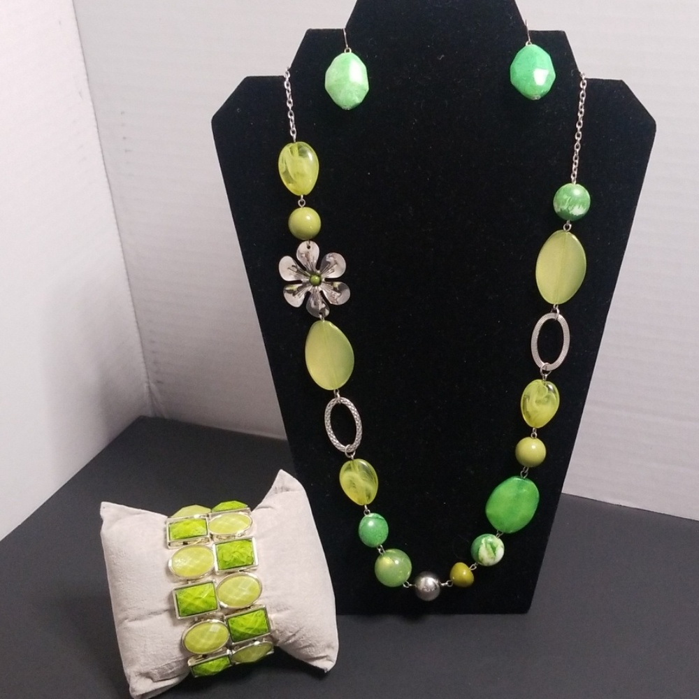 Green necklace set